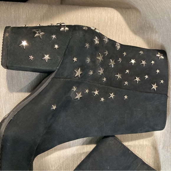 THE WISHBONE COLLECTION Sz 7 Stacked Heel Studded W/ Stars Suede Zipper Booties - Picture 5 of 13
